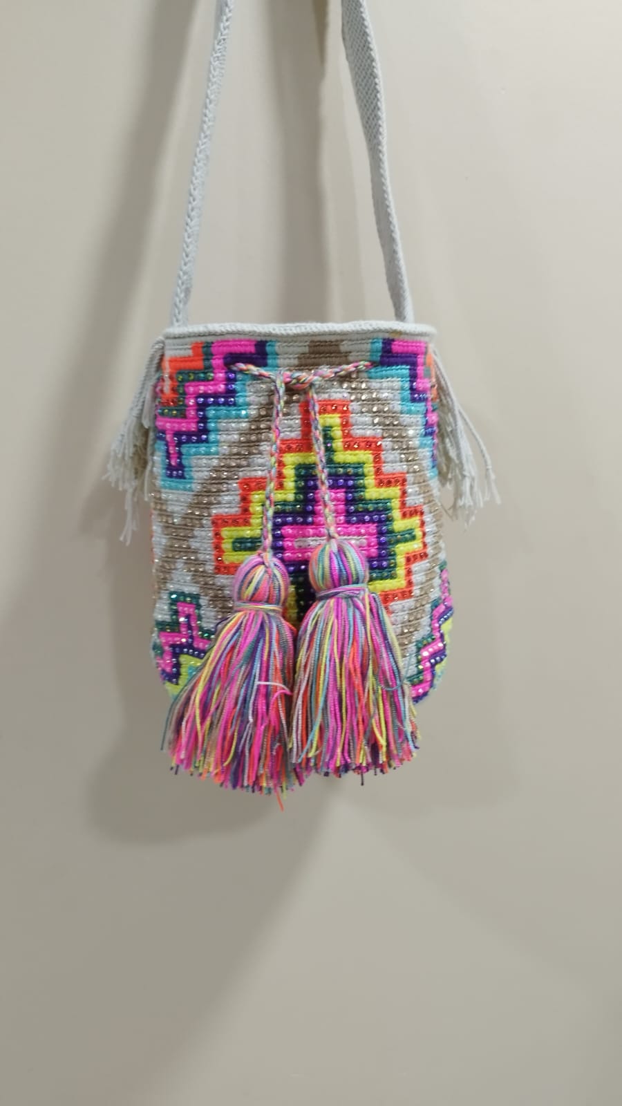 Mochila mediana diseño recamada con cristales - Image 10